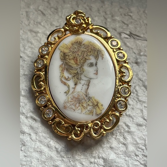 Avon President’s Club Cameo Brooch Gold Tone Portrait Pin - Picture 1 of 3